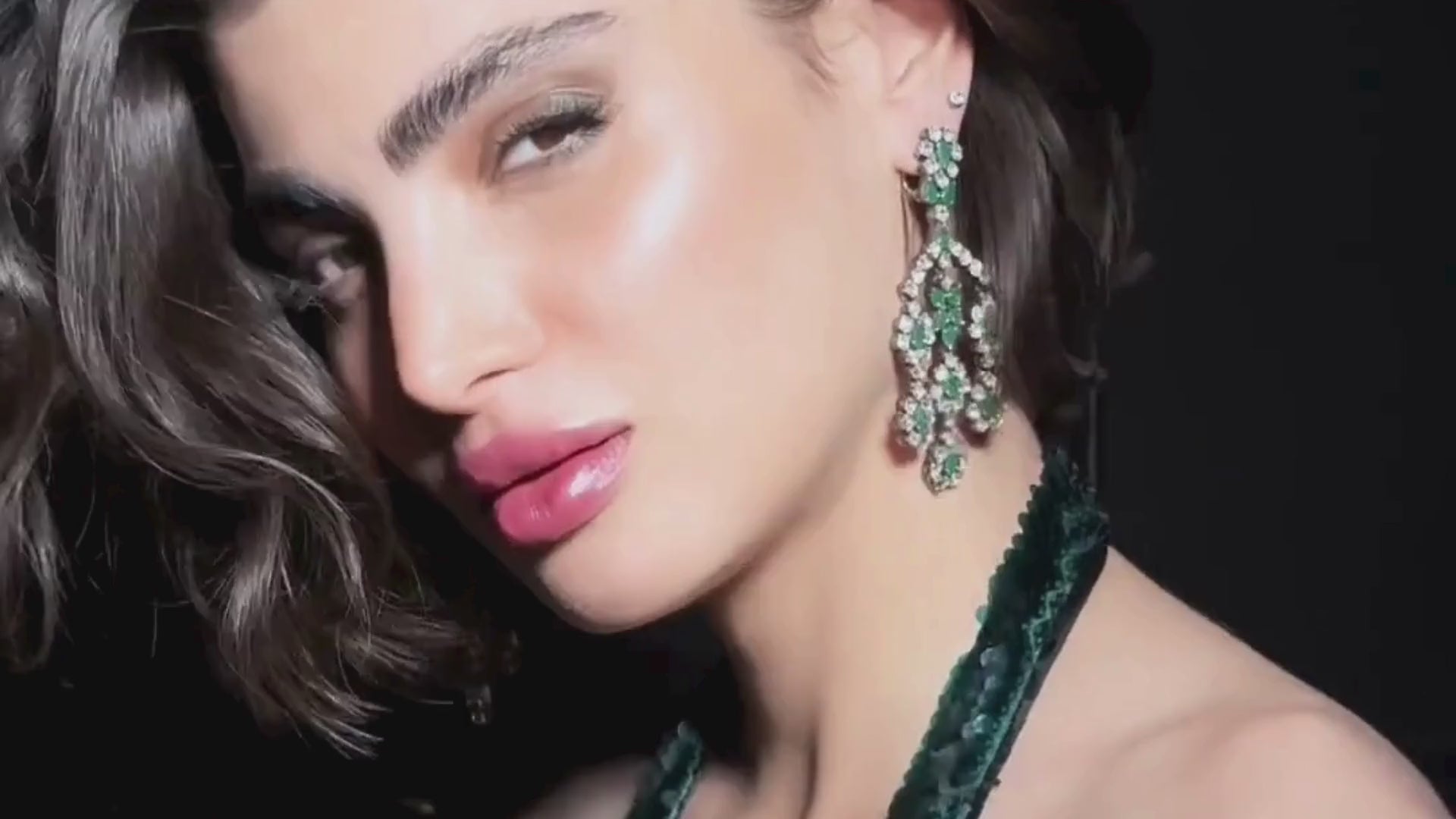 Video showcasing a special edition MS Gems by Mamta necklace and earring set from India, featuring intricate polki diamonds and vibrant emerald gemstones.