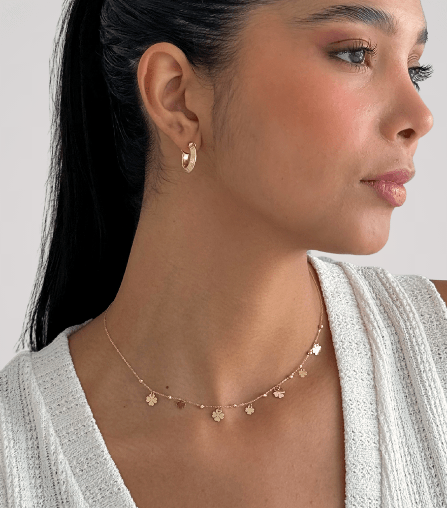 Allessia Clover Charm Necklace in 18kt Gold